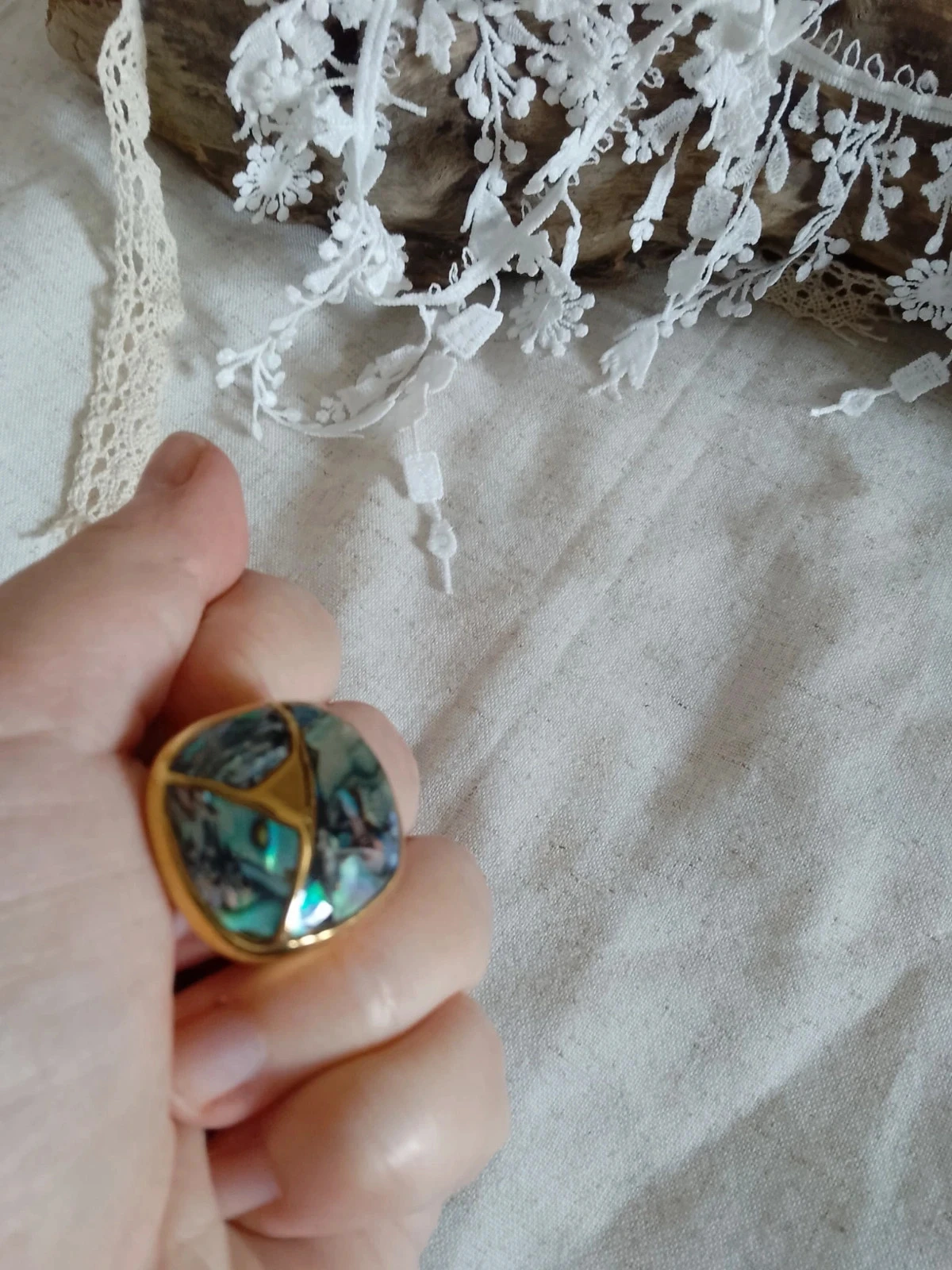 Anel de aço dourado e pedras de abalone – photo 3